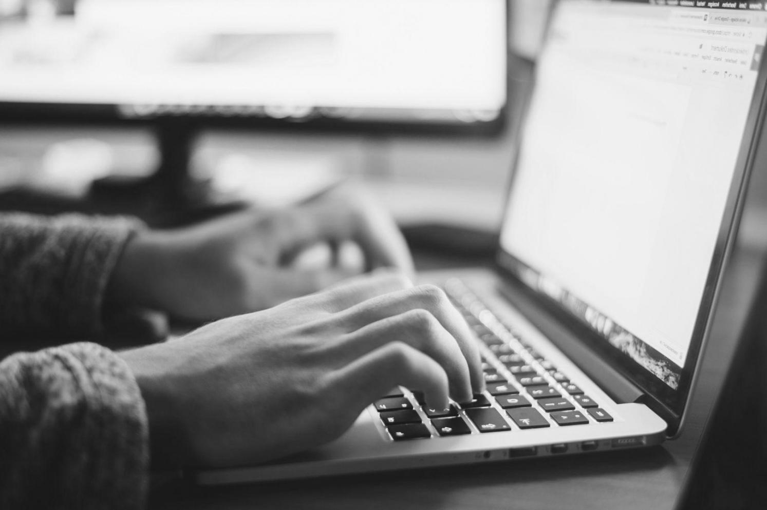 Equipo de trabajo colaborando en proyectos de optimización financiera empresarial