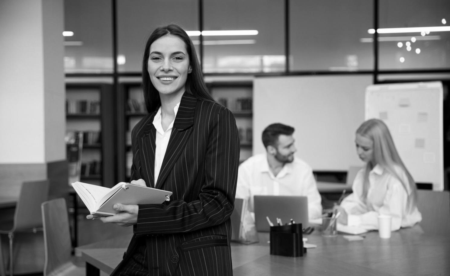 Profesionales trabajando en análisis financiero y presupuestación empresarial